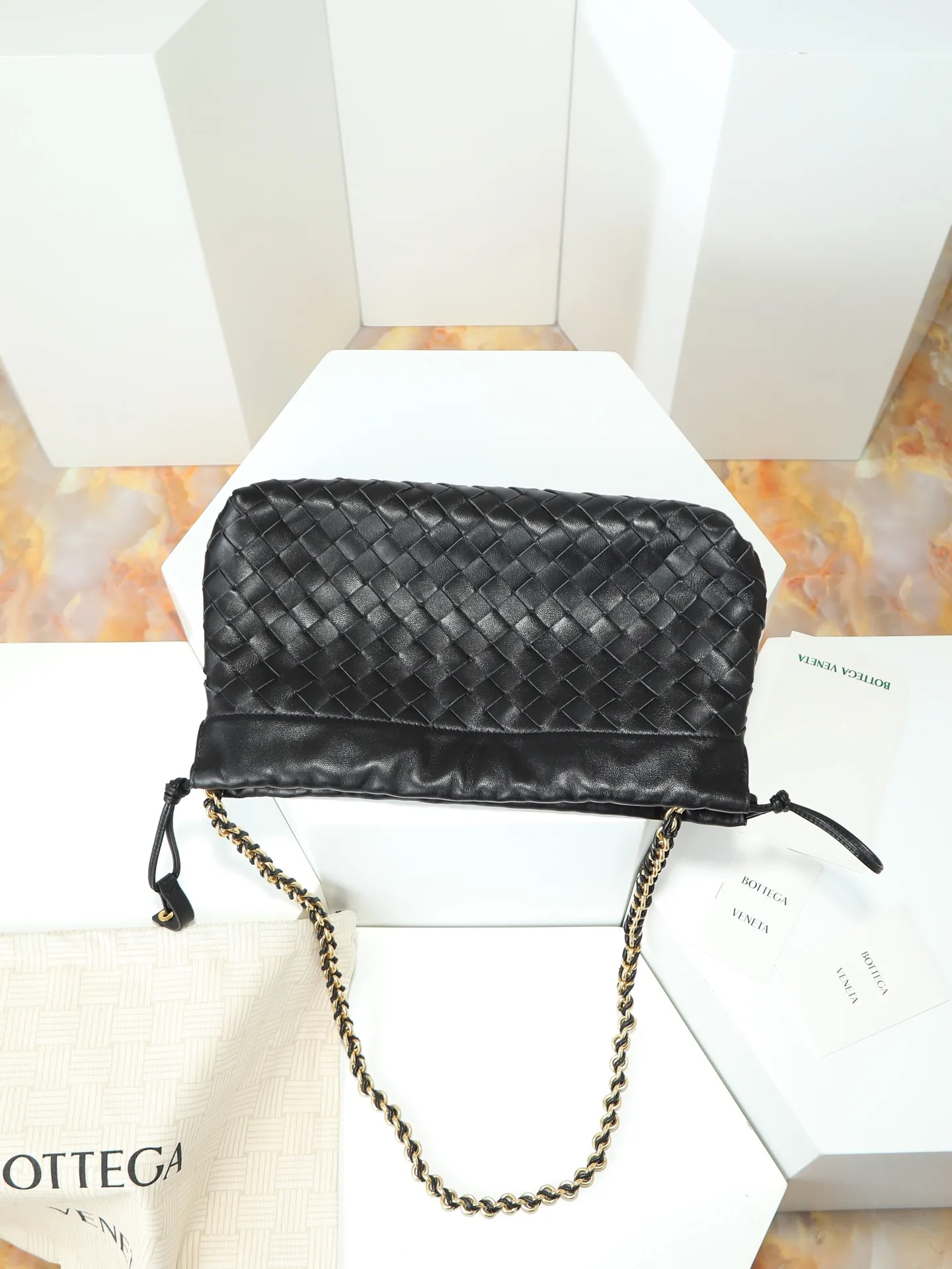 p1600. BOTTEGA VENETA 2025 new women's Dustbag Notte clutch. Dustbag, which has been very popular since its launch, has a chain clause! ! The hand-carrying method is reminiscent of the classic bag type Pouch , light and elegant, the retained drawstring design can be used as a bag, and the chain is longer, which is very suitable for sisters who like to carry their hands cross-body with their hands free. No matter which way you carry it, you can change the way you carry it according to the occasion and your mood of the day, which can make the overall outfit more fashionable🪄🪄The body of the bag has also been widened. It is the rainy season and the weather is hot, so it can easily accommodate small umbrellas and water bottles. The interior is made of nylon, which is light and comfortable to carry, and is very suitable for summer use. Style number: 839394 Size: 33*19*8cm